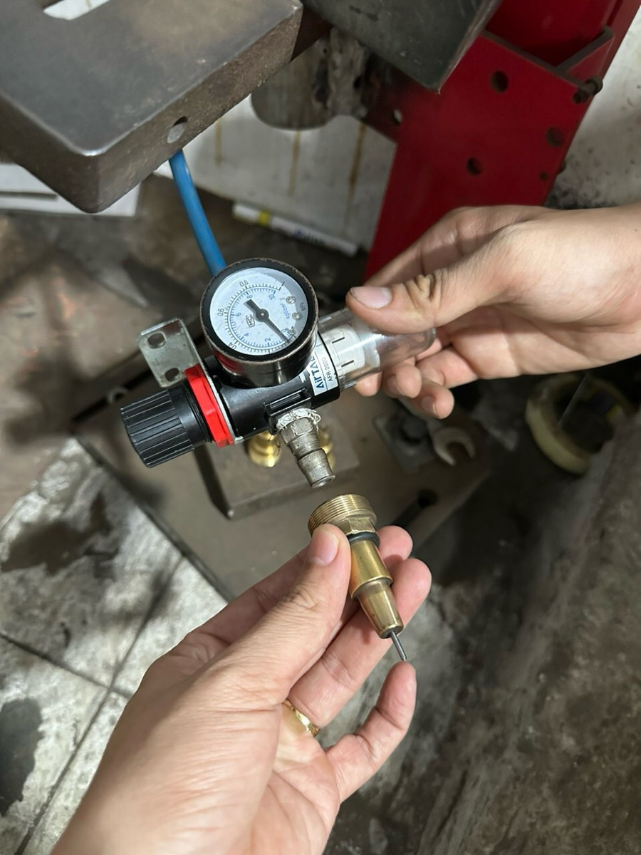 Các thiết bị sử dụng để làm lại số máy, số khung trên các xe cũ. (Ảnh: Công an TPHCM). Các thiết bị sử dụng để làm lại số máy, số khung trên các xe cũ. (Ảnh: Công an TPHCM).