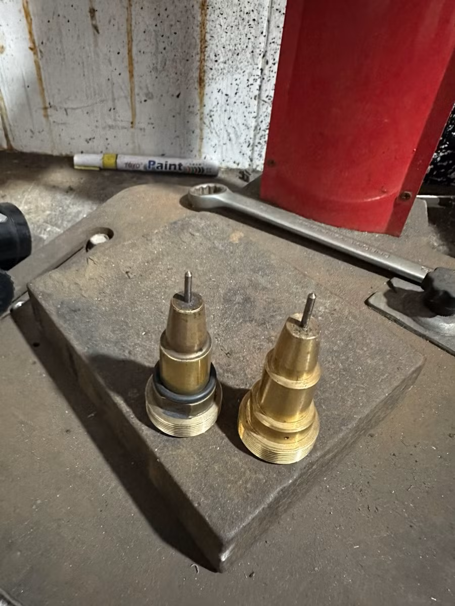 Các thiết bị sử dụng để làm lại số máy, số khung trên các xe cũ. (Ảnh: Công an TPHCM).