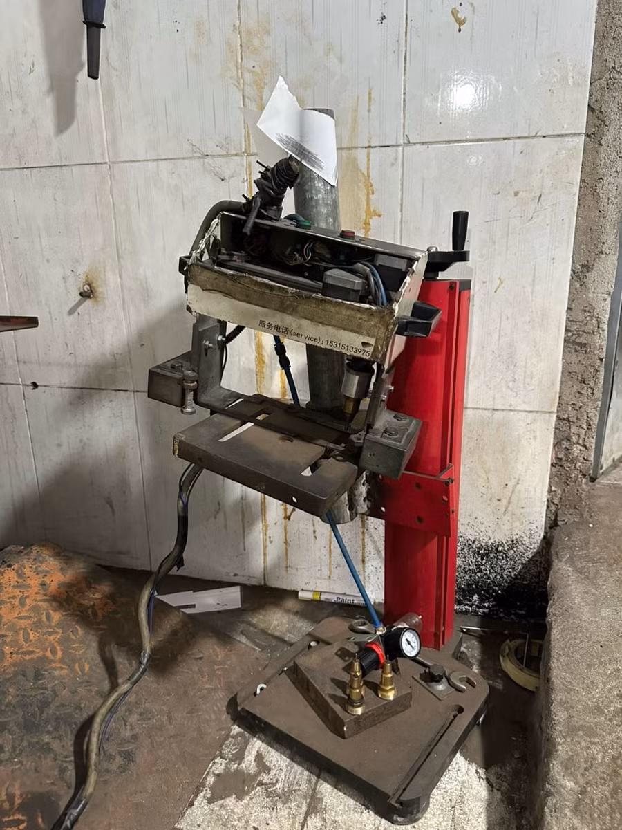 Các thiết bị sử dụng để làm lại số máy, số khung trên các xe cũ. (Ảnh: Công an TPHCM).