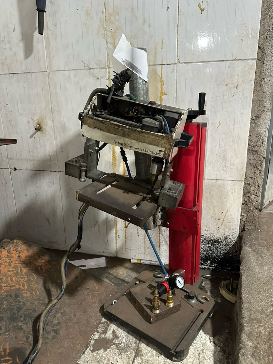 Các thiết bị sử dụng để làm lại số máy, số khung trên các xe cũ. (Ảnh: Công an TPHCM). Các thiết bị sử dụng để làm lại số máy, số khung trên các xe cũ. (Ảnh: Công an TPHCM).