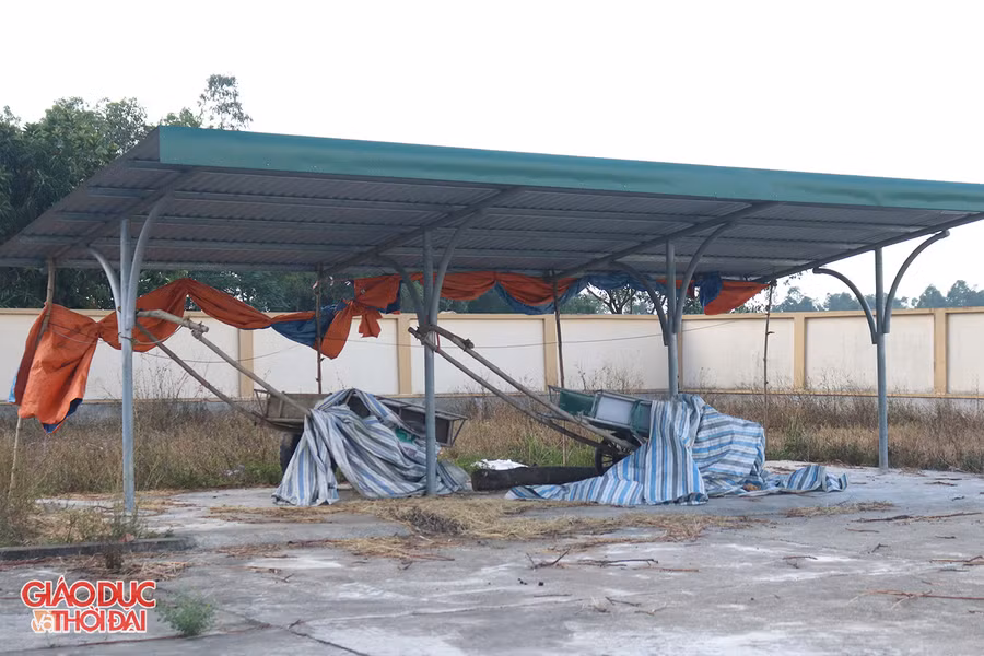 Khu vực để xe thành nơi người dân cất xe bò, rơm rạ.