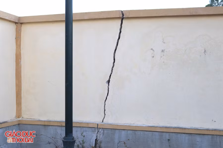 Một vết nứt lớn trên tường bao.