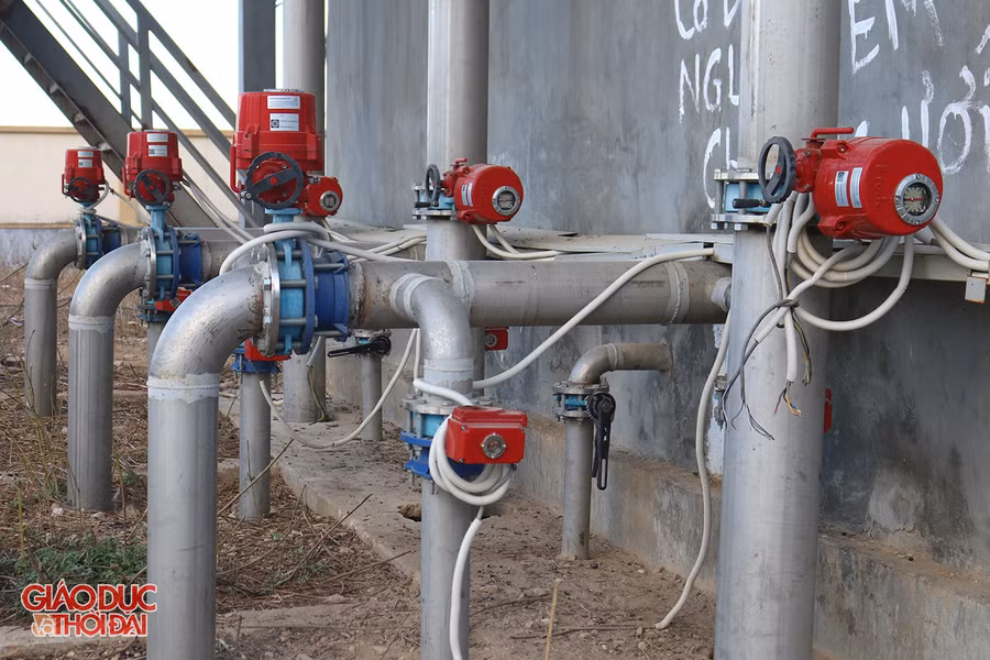 Nhiều máy móc quanh năm phơi ngoài mưa gió mà không được bảo quản.