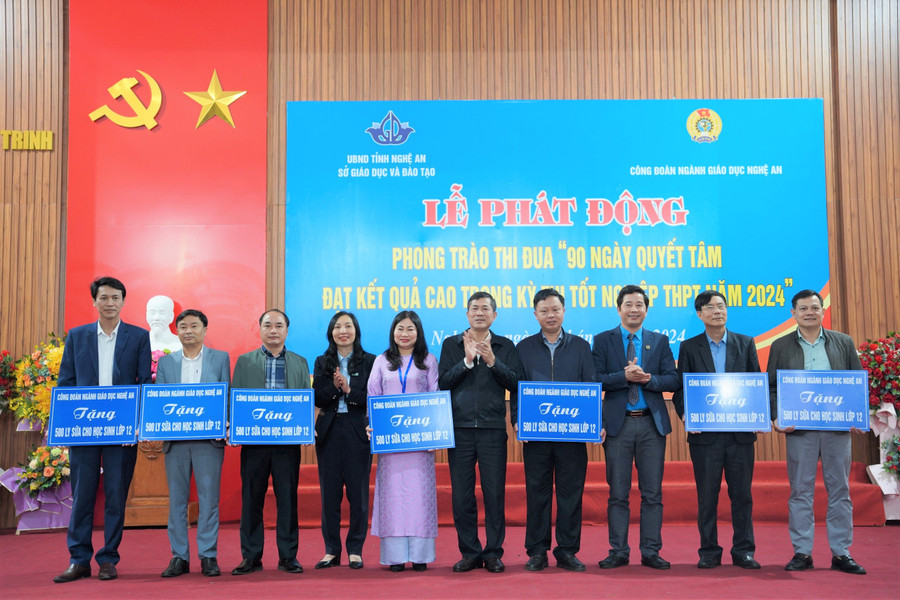 Công đoàn ngành GD&ĐT Nghệ An trao biểu trưng quà tặng cho học sinh trong Lễ phát động thi đua. Ảnh: Hồ Lài Công đoàn ngành GD&ĐT Nghệ An trao biểu trưng quà tặng cho học sinh trong Lễ phát động thi đua. Ảnh: Hồ Lài