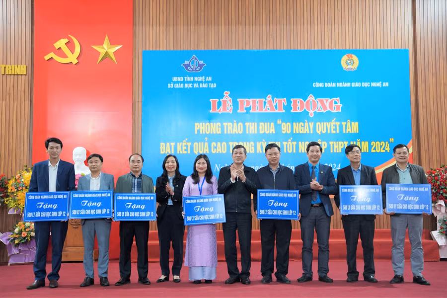 Công đoàn ngành GD&amp;ĐT Nghệ An trao biểu trưng quà tặng cho học sinh trong Lễ phát động thi đua. Ảnh: Hồ Lài