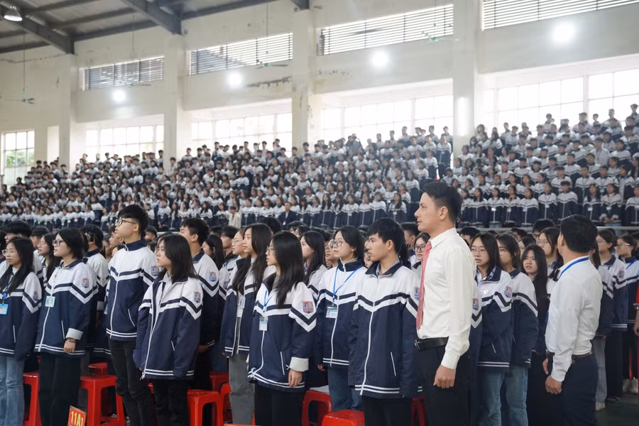 Học sinh Trường THPT Nguyễn Duy Trinh, huyện Nghi Lộc, Nghệ An tham gia chương trình phát động 90 ngày ôn thi tốt nghiệp THPT đạt kết quả cao. Ảnh: Hồ Lài