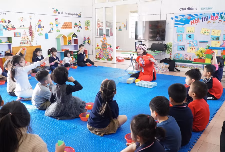 Thí sinh thi tiết thực hành tổ chức hoạt động giáo dục trẻ tại Trường Mầm non Bình Minh, thị xã Cửa Lò, Nghệ An.