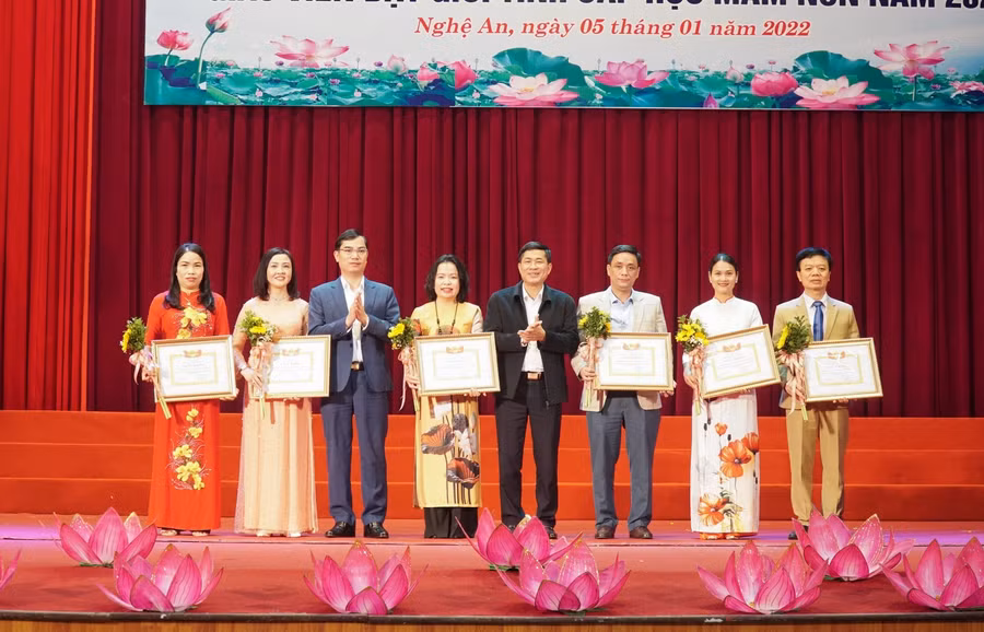 Trao thưởng cho 6 tập thể có thành tích xuất sắc, đạt giải tại Hội thi giáo viên dạy giỏi tỉnh cấp mầm non Nghệ An năm 2021.