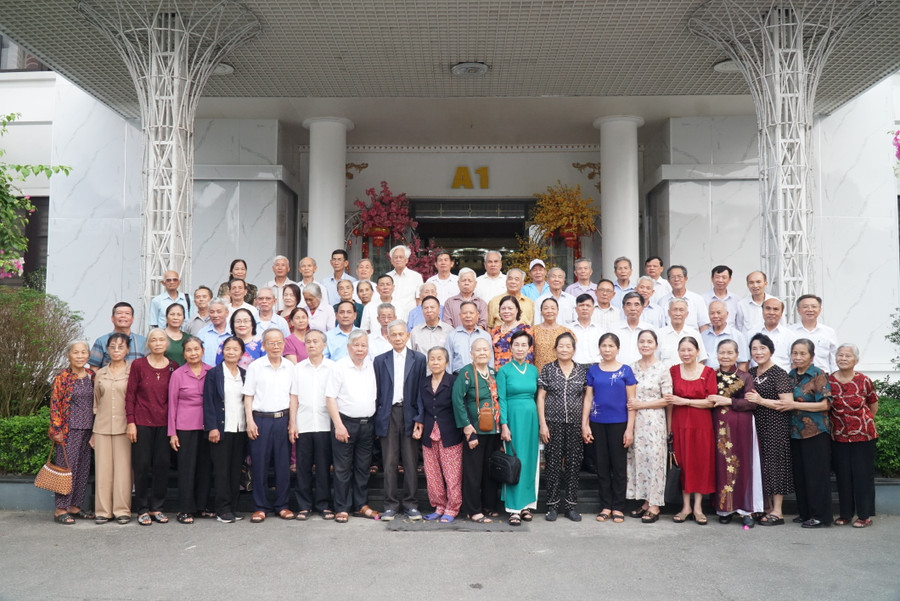 Các thầy cô giáo Nghệ An từng đi B và thân nhân liệt sỹ, thân nhân nhà giáo đi B đã mất cùng chụp ảnh lưu niệm tại cuộc gặp mặt. Ảnh: Hồ Lài Các thầy cô giáo Nghệ An từng đi B và thân nhân liệt sỹ, thân nhân nhà giáo đi B đã mất cùng chụp ảnh lưu niệm tại cuộc gặp mặt. Ảnh: Hồ Lài