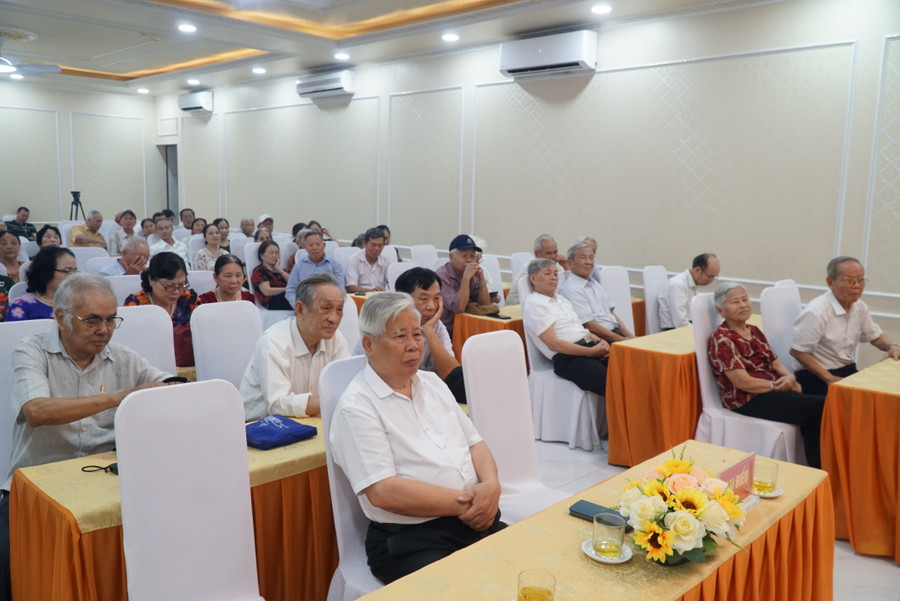 Các cựu nhà giáo Nghệ An từng đi B đã có cuộc gặp mặt thân tình, ôn lại ký ức một thời hoa lửa. Ảnh: Hồ Lài Các cựu nhà giáo Nghệ An từng đi B đã có cuộc gặp mặt thân tình, ôn lại ký ức một thời hoa lửa. Ảnh: Hồ Lài