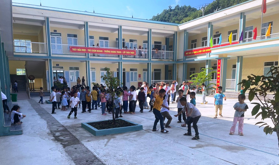 Học sinh Trường Tiểu học Tén Tằn, thị trấn Mường Lát (Thanh Hóa) được học trong ngôi trường mới. Ảnh: TL. Học sinh Trường Tiểu học Tén Tằn, thị trấn Mường Lát (Thanh Hóa) được học trong ngôi trường mới. Ảnh: TL.