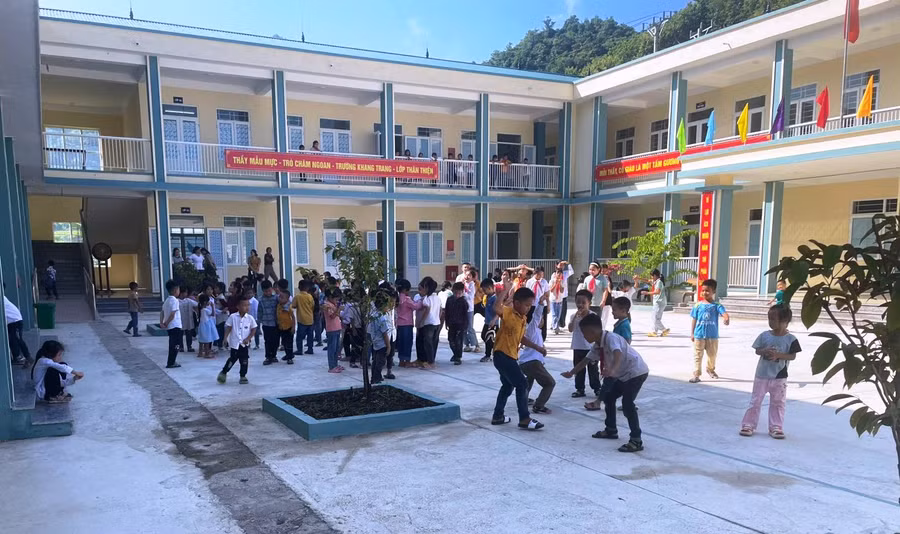 Học sinh Trường Tiểu học Tén Tằn, thị trấn Mường Lát (Thanh Hóa) được học trong ngôi trường mới. Ảnh: TL.