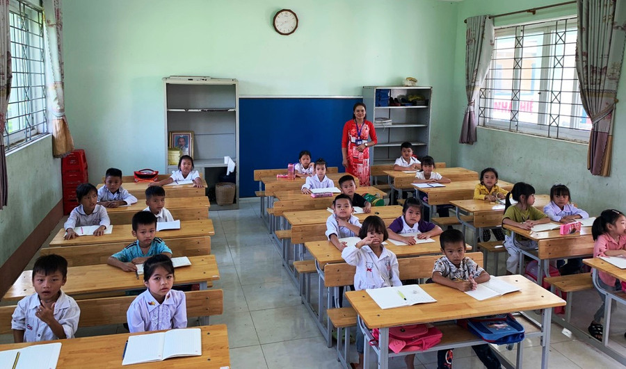 Cô và trò Trường Tiểu học Tam Lư (Quan Sơn) trong phòng học mới. Ảnh: TL. Cô và trò Trường Tiểu học Tam Lư (Quan Sơn) trong phòng học mới. Ảnh: TL.
