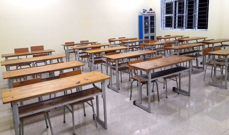 Lớp học Trường TH&amp;THCS thị trấn Mường Lát (Thanh Hóa) rất khang trang, sạch sẽ. Ảnh: TL.