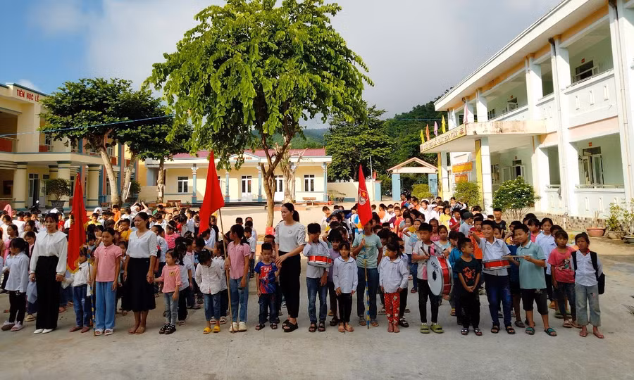 Năm học mới này, cô và trò Trường Tiểu học Tam Lư (Quan Sơn, Thanh Hóa) sẽ được học trong ngôi trường mới đẹp đẽ, hiện đại. Ảnh: TL.