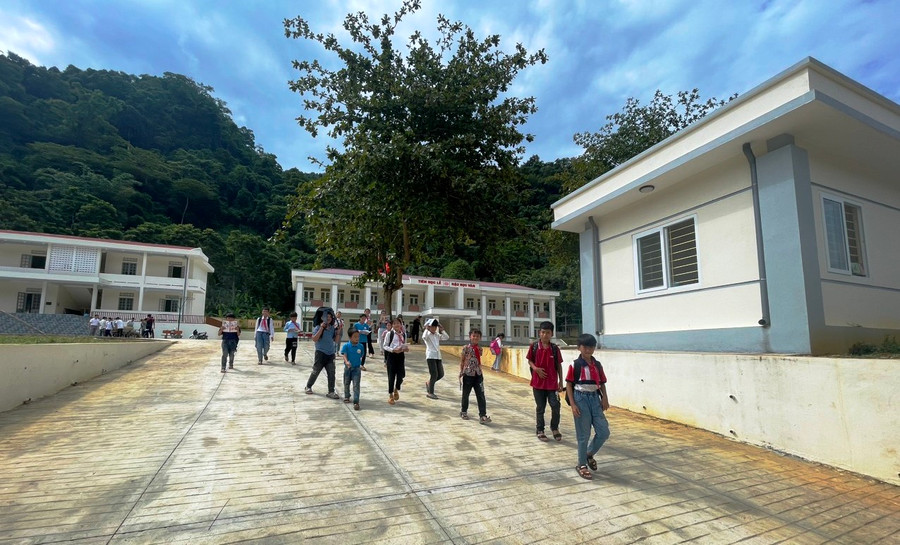 Niềm vui của học sinh Trường TH&THCS Trung Xuân, huyện vùng biên Quan Sơn (Thanh Hóa) khi được học trong ngôi trường khang trang, kiên cố. Ảnh: TL. Niềm vui của học sinh Trường TH&THCS Trung Xuân, huyện vùng biên Quan Sơn (Thanh Hóa) khi được học trong ngôi trường khang trang, kiên cố. Ảnh: TL.