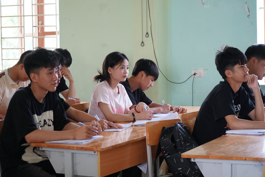 Kiến thức dạy học ở các lớp phụ đạo dừng lại ở mức nhận biết, thông hiểu với mục tiêu giúp học sinh đủ điểm tốt nghiệp. Ảnh: Hồ Lài Kiến thức dạy học ở các lớp phụ đạo dừng lại ở mức nhận biết, thông hiểu với mục tiêu giúp học sinh đủ điểm tốt nghiệp. Ảnh: Hồ Lài