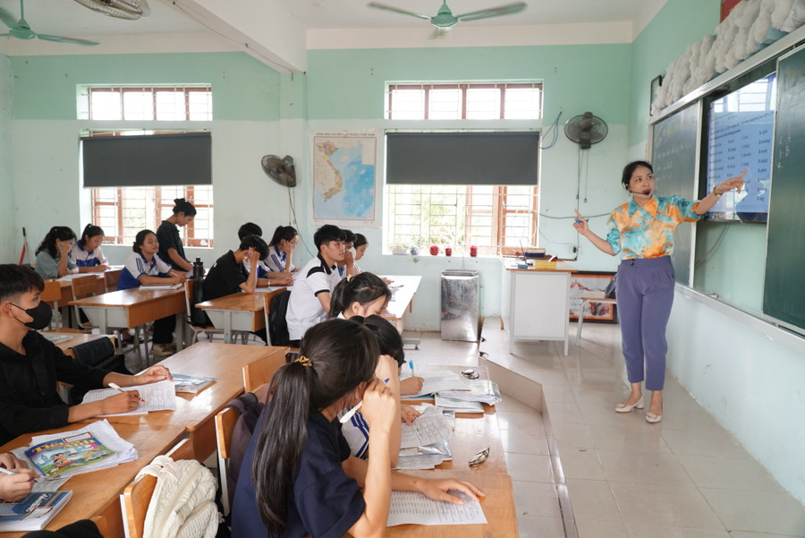 Lớp phụ đạo "chống trượt" tốt nghiệp THPT môn tiếng Anh tại Trường THPT Nghi Lộc 5 có nhiều học sinh đăng ký tham gia. Ảnh: Hồ Lài Lớp phụ đạo "chống trượt" tốt nghiệp THPT môn tiếng Anh tại Trường THPT Nghi Lộc 5 có nhiều học sinh đăng ký tham gia. Ảnh: Hồ Lài