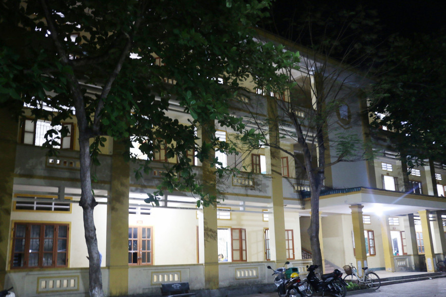 Trường THPT Con Cuông (huyện Con Cuông, Nghệ An) mở cửa, sáng điện đón học trò đến ôn tập buổi tối. Ảnh: Hồ Lài Trường THPT Con Cuông (huyện Con Cuông, Nghệ An) mở cửa, sáng điện đón học trò đến ôn tập buổi tối. Ảnh: Hồ Lài
