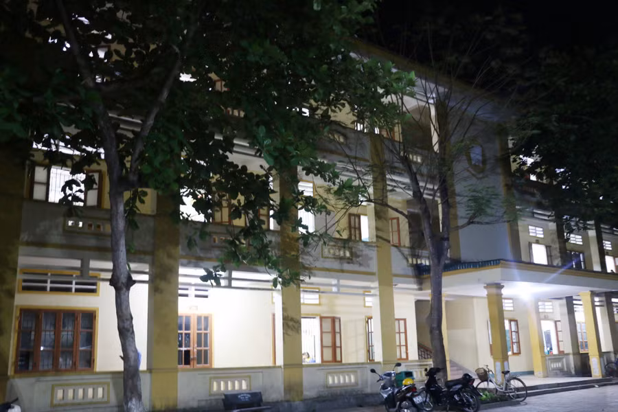 Trường THPT Con Cuông (huyện Con Cuông, Nghệ An) mở cửa, sáng điện đón học trò đến ôn tập buổi tối. Ảnh: Hồ Lài