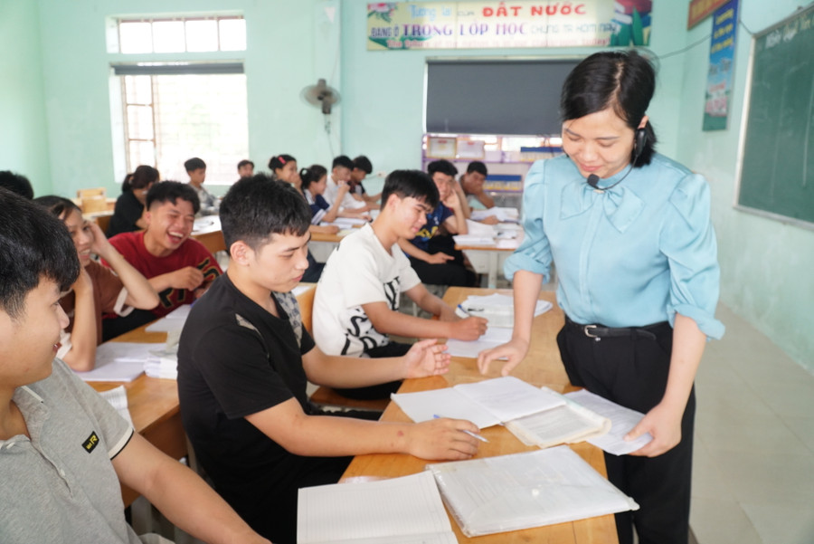 Nhiều học sinh được giáo viên sát hạch qua lớp chống trượt nhưng vẫn xin ở lại tham gia ôn tập vì thấy hiệu quả. Ảnh: Hồ Lài Nhiều học sinh được giáo viên sát hạch qua lớp chống trượt nhưng vẫn xin ở lại tham gia ôn tập vì thấy hiệu quả. Ảnh: Hồ Lài