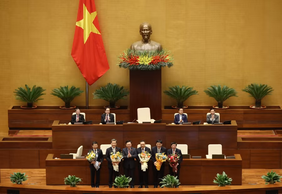 Chủ tịch Quốc hội Vương Đình Huệ tặng hoa chúc mừng Tổng Thư ký Quốc hội, Tổng Kiểm toán nhà nước và Chủ nhiệm một số Ủy ban của Quốc hội.