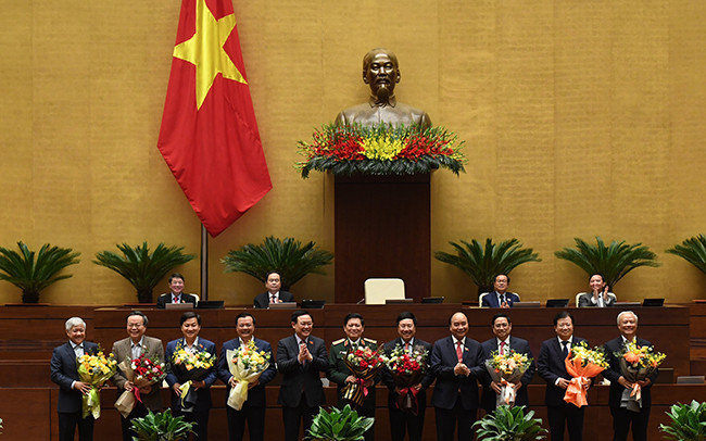 Chủ tịch nước Nguyễn Xuân Phúc, Chủ tịch Quốc hội Vương Đình Huệ tặng hoa cho Phó Thủ tướng Trịnh Đình Dũng, các bộ trưởng và thành viên Chính phủ; các Phó Chủ tịch và Ủy viên Hội đồng Bầu cử quốc gia, Phó Chủ tịch và một số Ủy viên Hội đồng Quốc phòng và An ninh, vừa miễn nhiệm. Ảnh: Quang Khánh