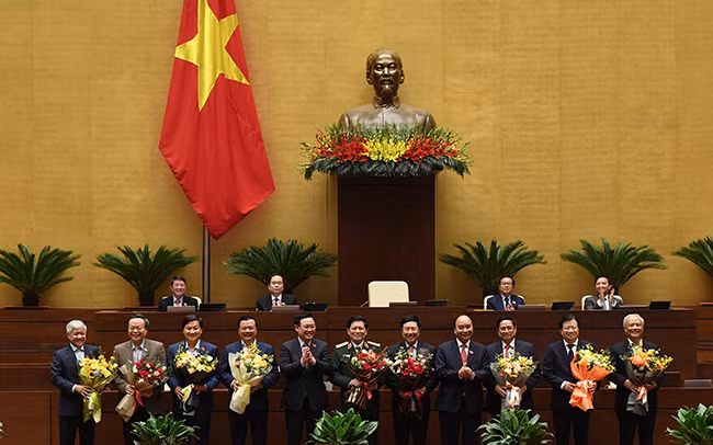 Chủ tịch nước Nguyễn Xuân Phúc, Chủ tịch Quốc hội Vương Đình Huệ tặng hoa cho Phó Thủ tướng Trịnh Đình Dũng, các bộ trưởng và thành viên Chính phủ; các Phó Chủ tịch và Ủy viên Hội đồng Bầu cử quốc gia, Phó Chủ tịch và một số Ủy viên Hội đồng Quốc phòng và An ninh, vừa miễn nhiệm. Ảnh: Quang Khánh