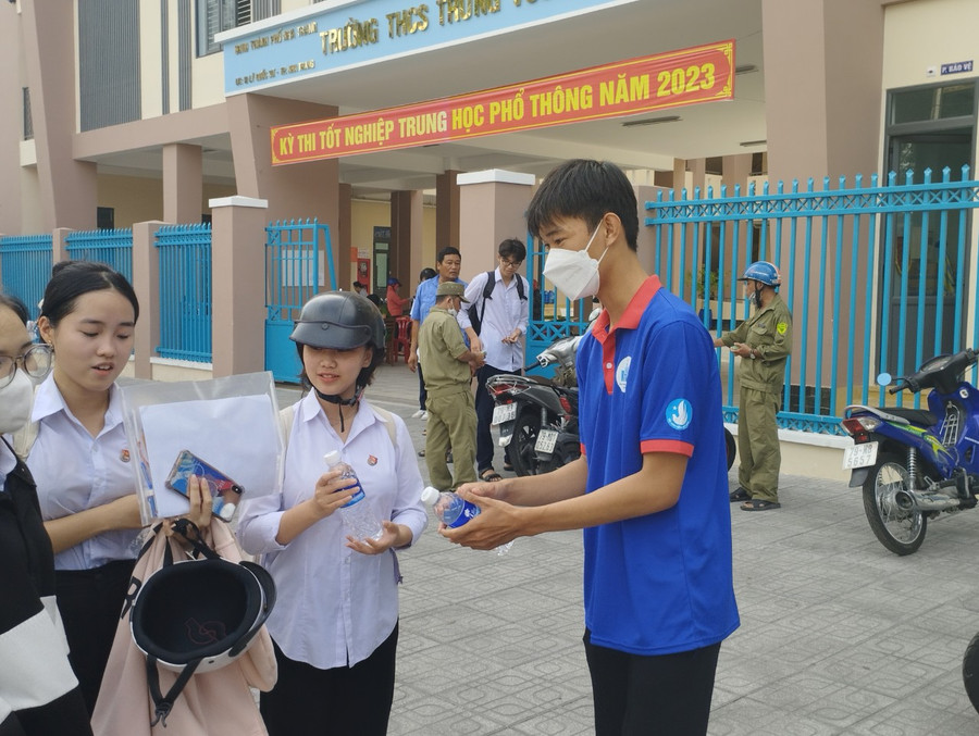 Dự kiến, sinh viên tình nguyện sẽ phát 5.000 chai nước suối cho thí sinh trong mùa thi này. Ảnh: NTCC Dự kiến, sinh viên tình nguyện sẽ phát 5.000 chai nước suối cho thí sinh trong mùa thi này. Ảnh: NTCC