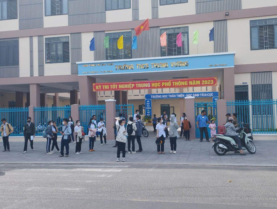 Thí sinh đến điểm thi Trường THCS Trưng Vương, TP Nha Trang làm thủ tục dự thi chiều 27/6. Ảnh: NTCC Thí sinh đến điểm thi Trường THCS Trưng Vương, TP Nha Trang làm thủ tục dự thi chiều 27/6. Ảnh: NTCC