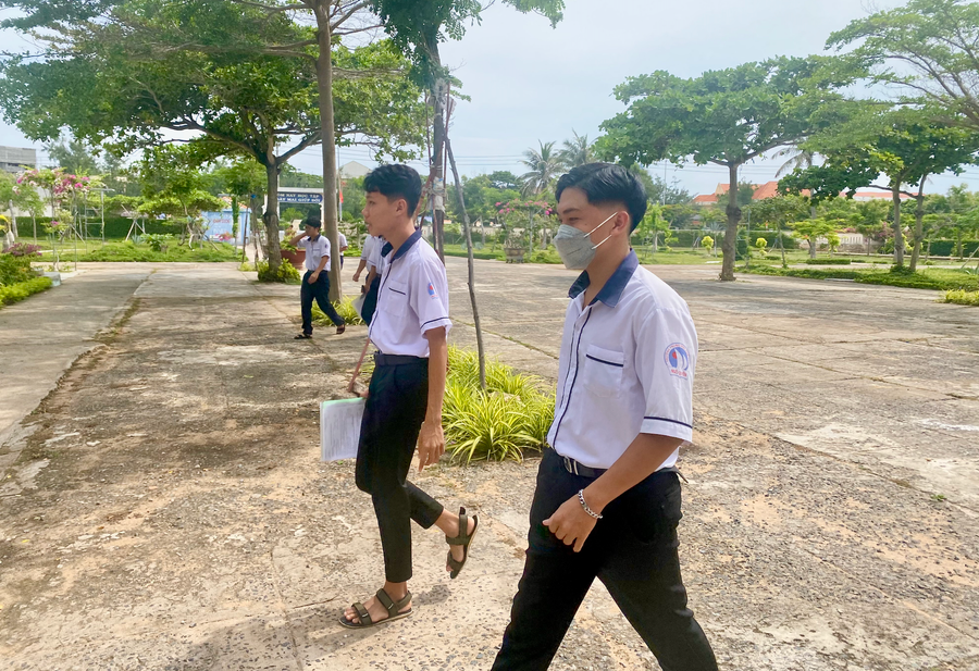 Thí sinh đến điểm thi Trường THPT Ngô Quyền, huyện đảo Phú Quý làm thủ tục dự thi. Ảnh: NTCC Thí sinh đến điểm thi Trường THPT Ngô Quyền, huyện đảo Phú Quý làm thủ tục dự thi. Ảnh: NTCC