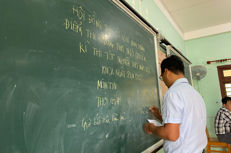 Giám thị tại điểm thi Trường THPT Ngô Quyền, huyện đảo Phú Quý viết thông tin, chuẩn bị cho buổi thi sáng 28/6. Ảnh: NTCC Giám thị tại điểm thi Trường THPT Ngô Quyền, huyện đảo Phú Quý viết thông tin, chuẩn bị cho buổi thi sáng 28/6. Ảnh: NTCC