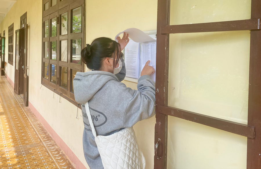 Một nữ sinh tại điểm thi Trường THPT Ngô Quyền, huyện đảo Phú Quý xem danh sách thí sinh. Ảnh: NTCC Một nữ sinh tại điểm thi Trường THPT Ngô Quyền, huyện đảo Phú Quý xem danh sách thí sinh. Ảnh: NTCC