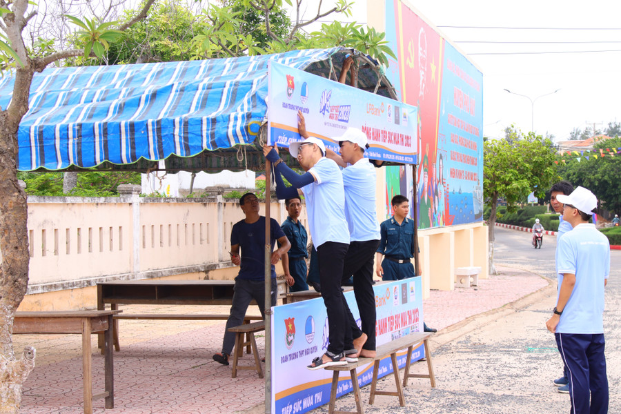 Lực lượng thanh niên, bộ đội, dân quân tự vệ chuẩn bị cho công tác tiếp sức mùa thi sáng 27/6. Ảnh: NTCC Lực lượng thanh niên, bộ đội, dân quân tự vệ chuẩn bị cho công tác tiếp sức mùa thi sáng 27/6. Ảnh: NTCC