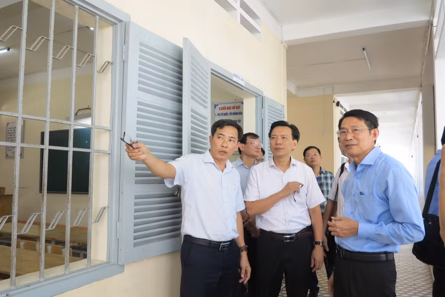 Đoàn công tác của UBND tỉnh Khánh Hòa kiểm tra việc chuẩn bị tổ chức kỳ thi tại một số điểm thi. Ảnh: Kim Dung