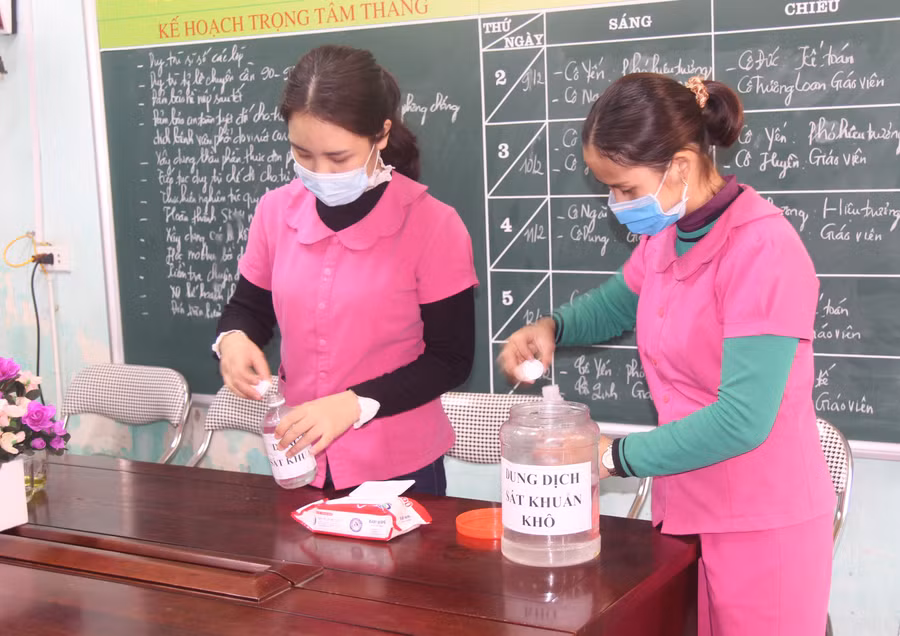 Giáo viên tự chế dung dịch rửa tay khô cho học sinh