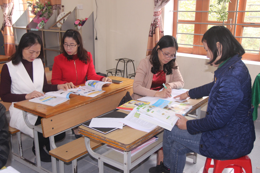 Giáo viên trườngTiểu học Quán Hành (Nghi Lộc, Nghệ An) nghiên cứu các bộ SGK lớp 1 mới