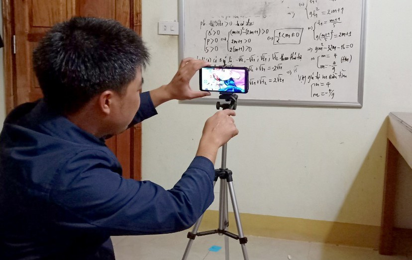 Thầy Nguyễn Văn Khai (GV Toán Trường THPT Quế Phong) quay video bài giảng đăng tải lên mạng xã hội cho học sinh ôn tập Thầy Nguyễn Văn Khai (GV Toán Trường THPT Quế Phong) quay video bài giảng đăng tải lên mạng xã hội cho học sinh ôn tập