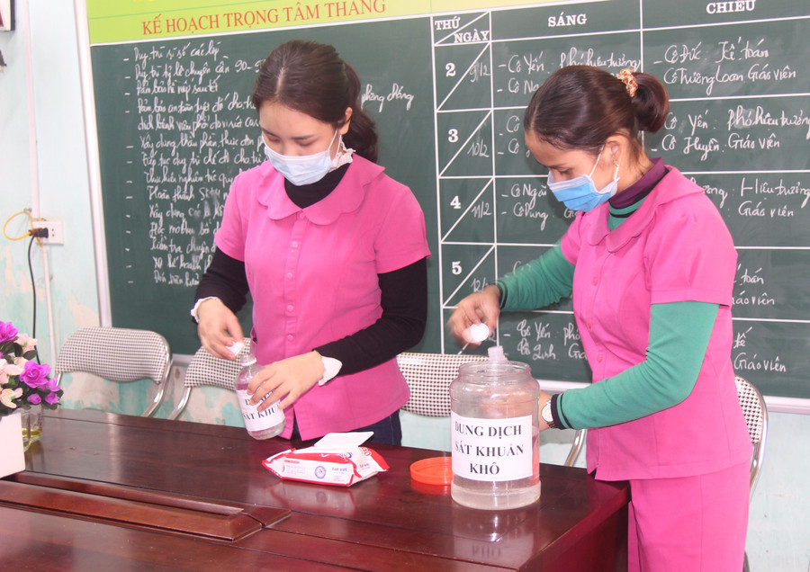 Giáo viên tự chế dung dịch rửa tay khô cho học sinh Giáo viên tự chế dung dịch rửa tay khô cho học sinh