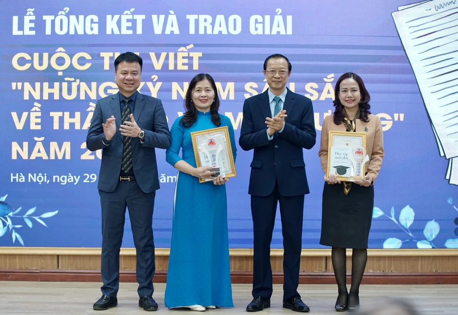 Ông Phạm Ngọc Thưởng, Thứ trưởng Bộ GD&ĐT và nhà báo Triệu Ngọc Lâm - Tổng Biên tập Báo Giáo dục và Thời đại trao giải tập thể cho đơn vị có số lượng bài dự thi đông và đạt chất lượng tốt.