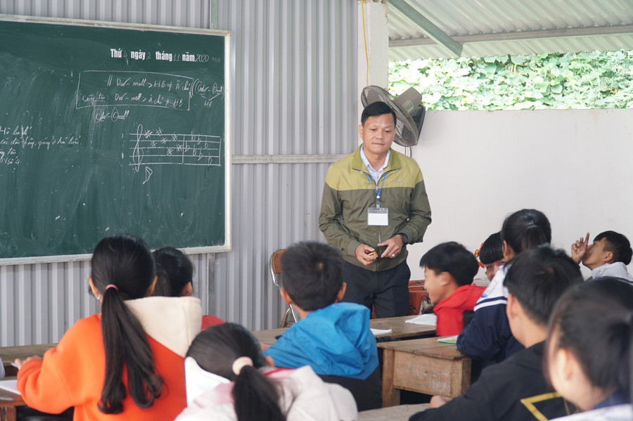 Các phòng học chỉ ngăn cách nhau bằng vách tôn nên ồn ào, nhưng thầy cô không dám nói to vì vọng sang lớp khác. Giờ âm nhạc cũng học lý thuyết là chủ yếu, thầy chỉ gọi 1 - 2 em lên hát thay vì đồng ca để không ảnh hưởng đến lớp bên cạnh.
