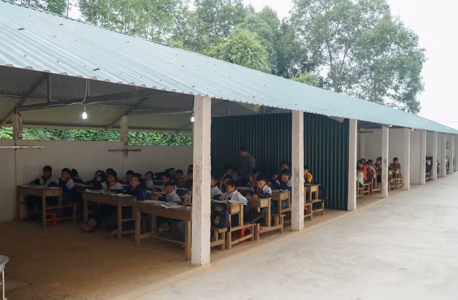 Dãy nhà cũ bị niêm phong, nhà trường chuyển các phòng chức năng thành phòng học. Bốn lớp còn lại nhà trường huy động phụ huynh giúp sức, trưng dụng và tu sửa nhà để xe đạp làm phòng học tạm.