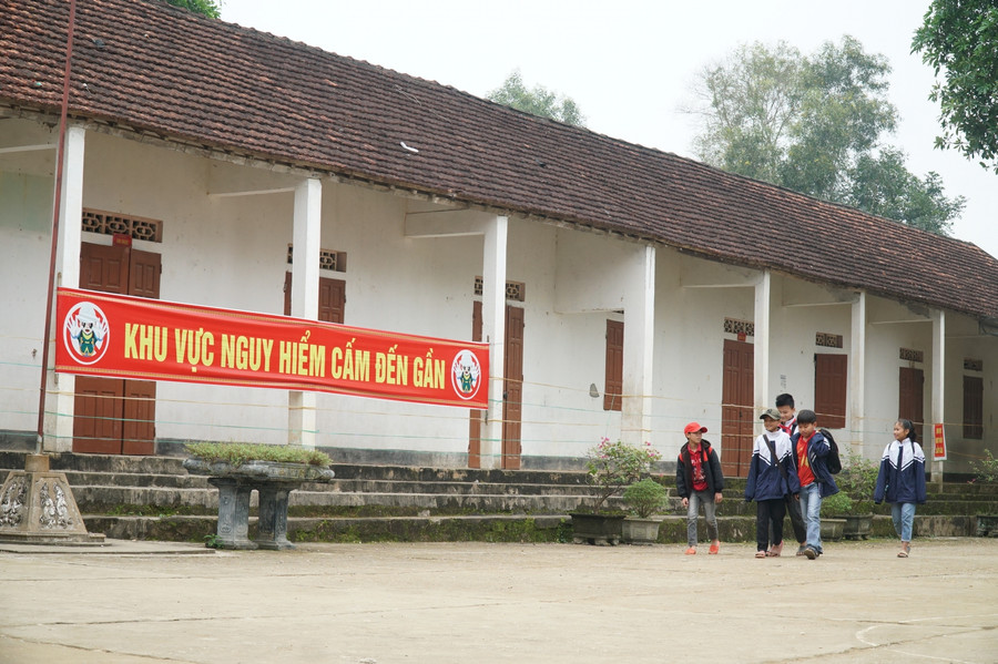 Phân hiệu 2 Trường THCS Long Lộc ở xã Nghĩa Lộc đã xây dựng hơn 20 năm. Đầu tháng 9/2020, sau trận mưa lớn, mái nhà của 1 dãy phòng học bị đổ sập. Nhà trường phải niêm phong dãy phòng học này, treo biển &quot;Khu vực nguy hiểm cấm đến gần&quot;.