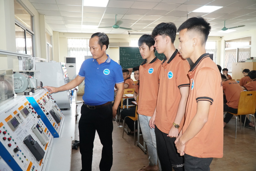 Tập trung phát triển Nghệ An thành trung tâm giáo dục và đào tạo khu vực Bắc Trung bộ, cung ứng nhân lực chất lượng cao là một trong những nhóm nhiệm vụ trọng tâm thực hiện Nghị quyết 39. Ảnh: Hồ Lài. Tập trung phát triển Nghệ An thành trung tâm giáo dục và đào tạo khu vực Bắc Trung bộ, cung ứng nhân lực chất lượng cao là một trong những nhóm nhiệm vụ trọng tâm thực hiện Nghị quyết 39. Ảnh: Hồ Lài.