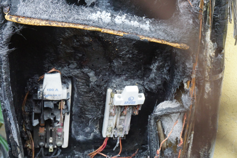 Ở cầu dao điện bị cháy đen