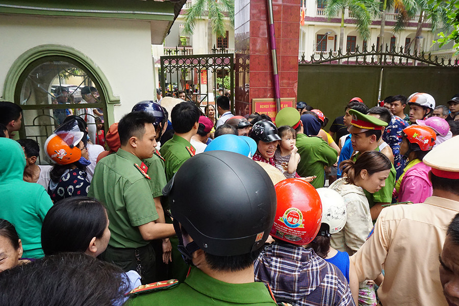 Nhiều người dân cũng tập trung hỗ trợ sơ tán trẻ