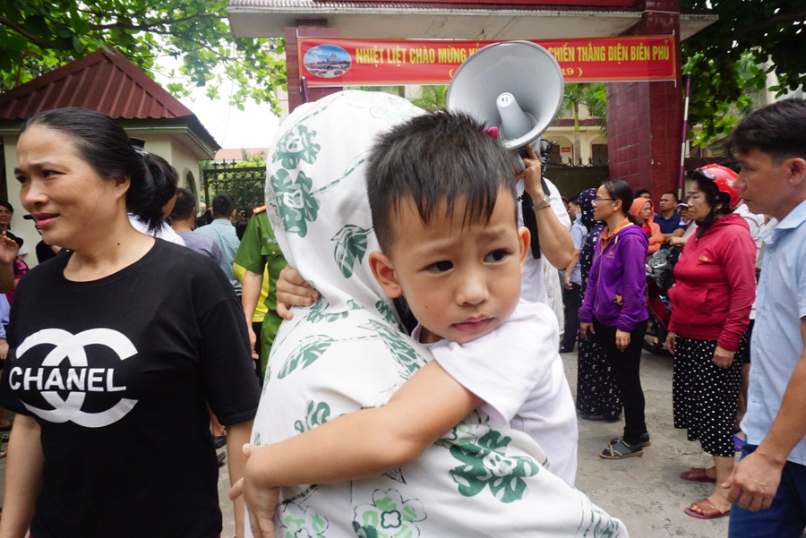 Cháu bé ngơ ngác khi được người nhà đến đón