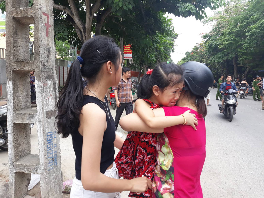 Các phụ huynh được báo tin đến đón trẻ Các phụ huynh được báo tin đến đón trẻ