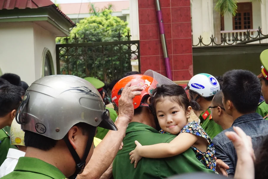 Lực lượng chức năng hỗ trợ sơ tán trẻ khỏi nơi nguy hiểm