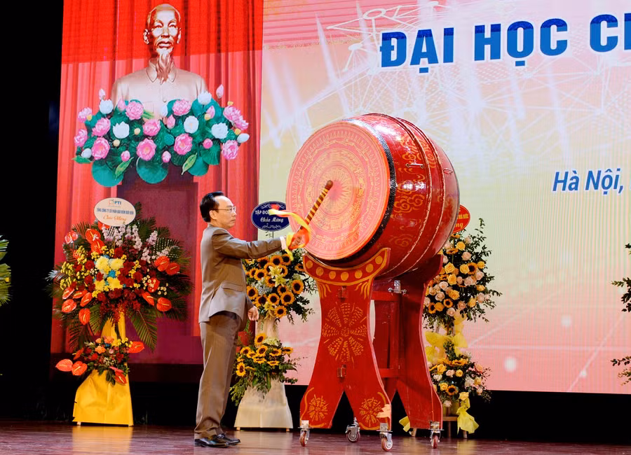 Thứ trưởng Bộ GD&amp;ĐT Hoàng Minh Sơn đánh trống khai giảng năm học 2020-2021